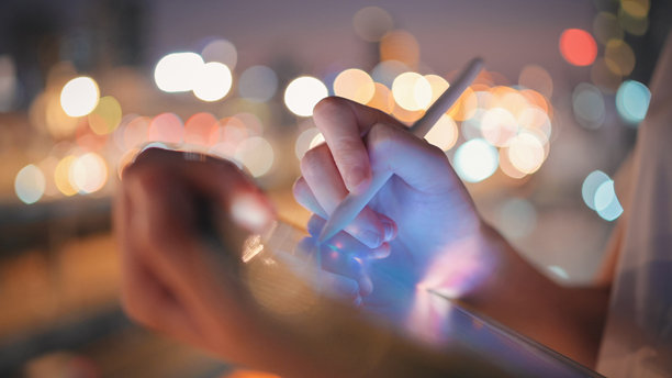 手触碰透明屏幕上的数字金融全息图，利用人工智能技术，人工智能系统正在分析业务绩效指标图片下载