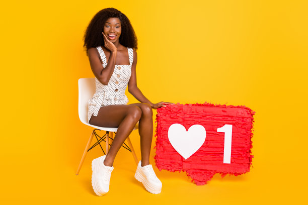 身穿白色连衣裙和运动鞋的漂亮棕发女士，姿态令人印象深刻，单独置于鲜亮的黄色背景上，全尺寸照片图片下载