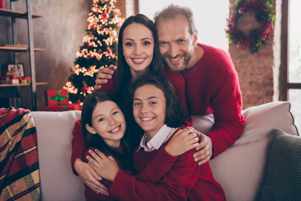 温馨的兄妹/夫妻拥抱庆祝圣诞节，在室内家中开怀欢笑的照片图片下载