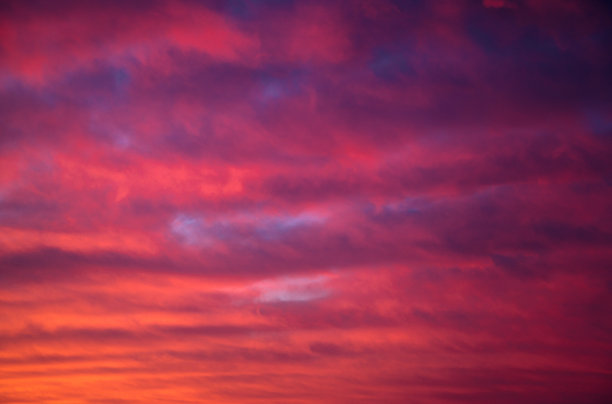 令人惊叹的彩色日落伴有云彩天空。纹理天空的照片。图片下载