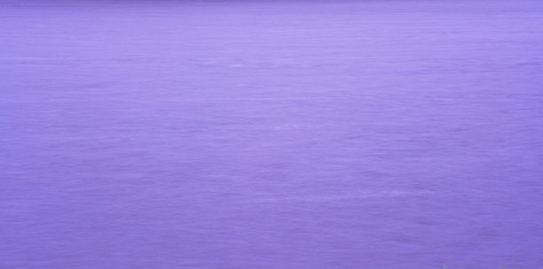 威尔士斯诺登尼亚国家公园格温内思兰贝里斯Llyn Padarn平静水面的抽象长曝光照片图片下载