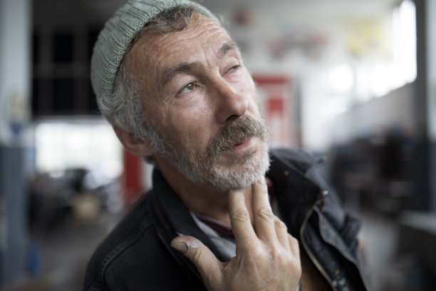 一位50岁汽车修理工或汽车喷漆工的写实肖像，使用35mm镜头拍摄，真实生活方式的图库照片图片下载