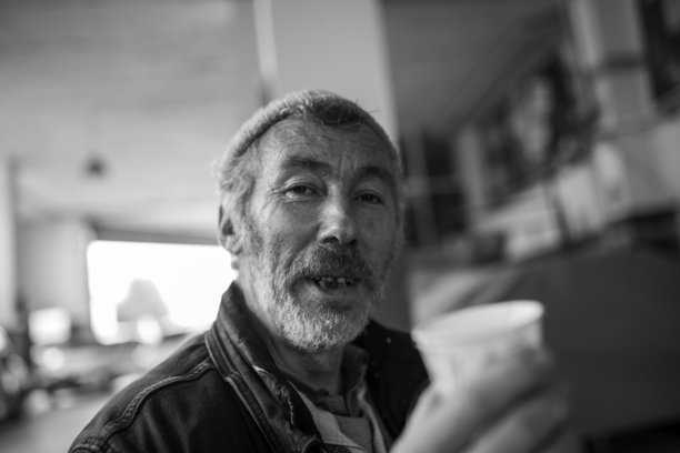 一名50岁机械师或汽车喷漆工的写实肖像，使用35mm镜头拍摄，真实生活方式素材照片图片下载