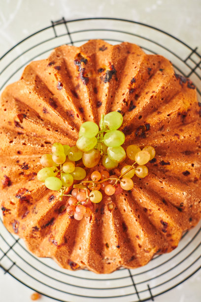 石质背景上美味的手工葡萄海绵蛋糕，配以高贵模具芝士。图片下载