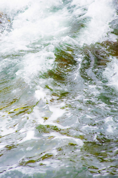 当水闪耀时。一条流水的特写照片。图片下载