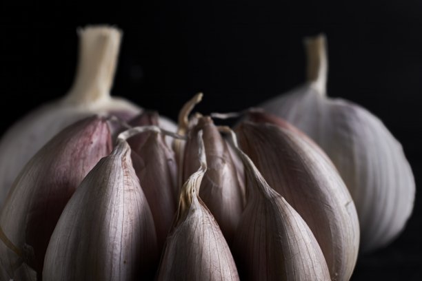 剥开的蒜瓣特写照片，展现出精细的细节。厨房必备食材和传统药物。图片下载