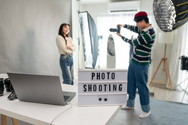 电影幕后：导演在片场指导团队协作。一位有魅力的年轻导演与团队一起运用拍摄技巧在影棚内创作电影、广告和电视剧。图片下载