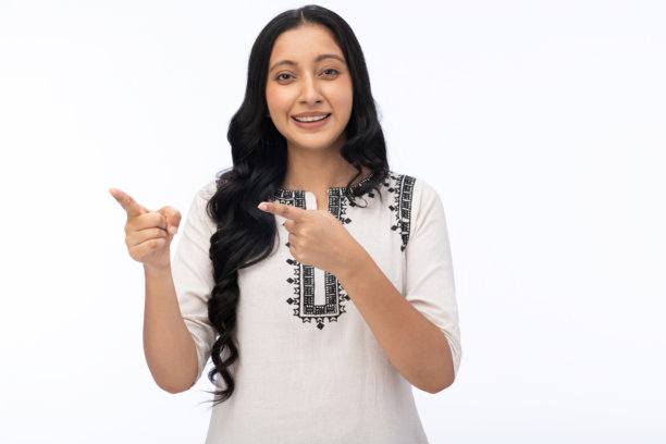 身穿白色库尔塔（印度传统服饰）的年轻女子肖像，白色背景，素材照片图片下载