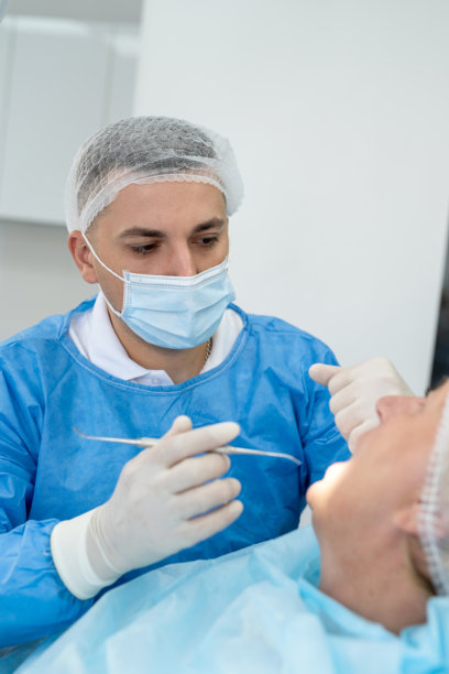 牙医在牙科诊所办公室使用工具检查和治疗女性顾客的牙齿。牙齿美白程序。图片下载