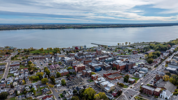纽约日内瓦市和塞内卡湖的航拍照片图片下载