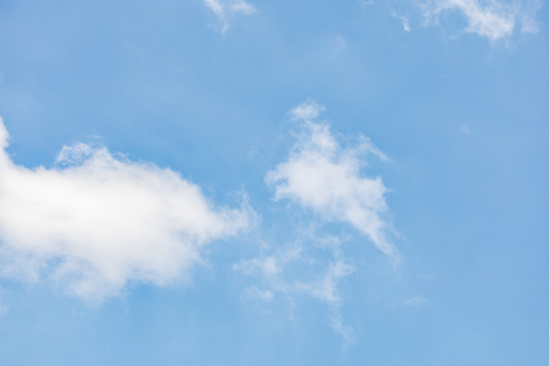 这张照片构图无可挑剔，完美地捕捉了壮丽天空与形态优美的云层之间和谐的互动。图片下载