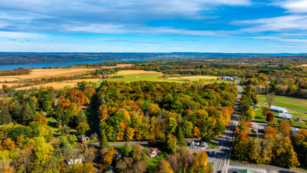 特鲁曼斯堡村（纽约州）的航拍照片，可俯瞰卡尤加湖图片下载