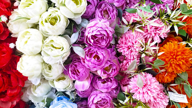 玫瑰，人造花的创意构图，复古风格的花卉背景图片下载