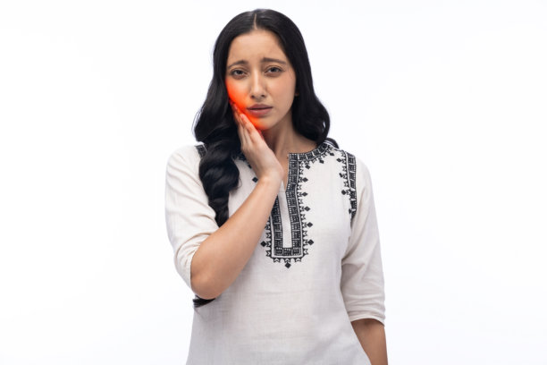 年轻女子身穿白色库尔塔的肖像，在白色背景下隔离的素材照片图片下载