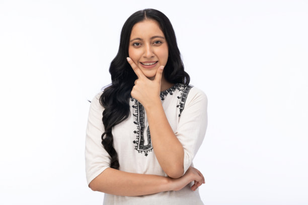 身穿白色库尔塔（传统印度女装）的年轻女子肖像，纯白背景，素材图片图片下载