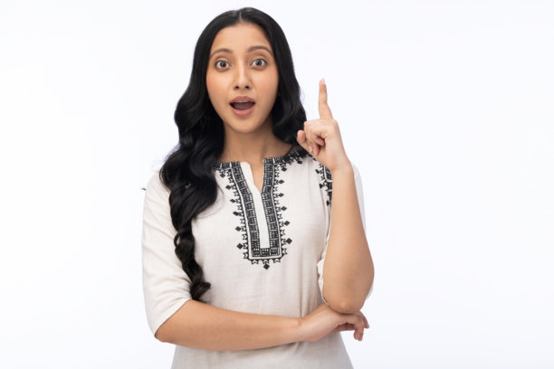 身穿白色库尔塔（印度传统服饰）的年轻女子肖像，白色背景，纯色背景，影楼照片图片下载