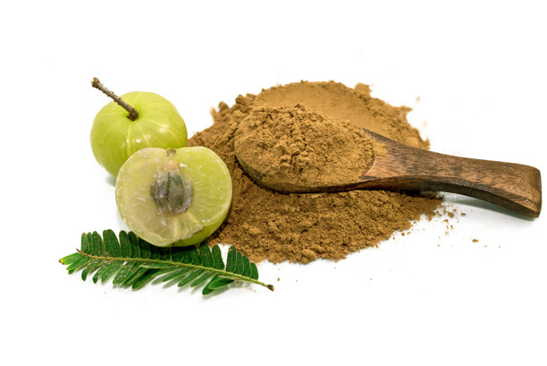 俯视角度拍摄的印度醋栗（油柑子）粉末与新鲜水果的平铺照片，孤立在白色背景上。草本图片下载