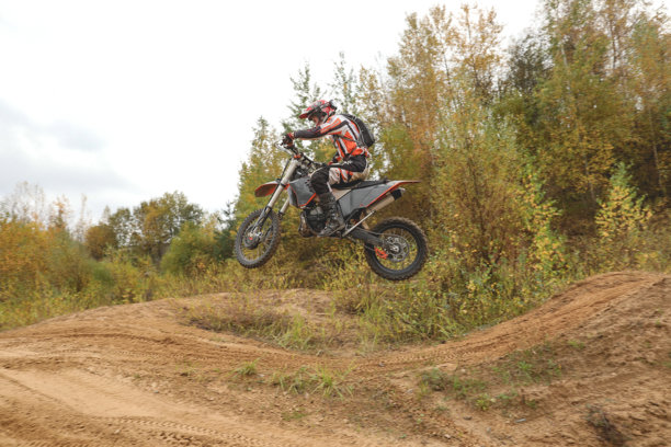 户外耐力赛和摩托车越野赛专业车手的运动照片图片下载