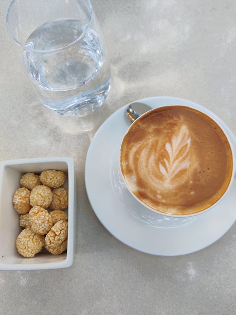 卡布奇诺咖啡带奶泡拉花 - 高清图库照片图片下载