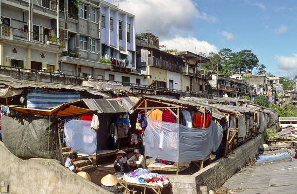 越南大叻市中心历史彩色照片，1992年10月6日，有服装摊位被油布和塑料布覆盖图片下载