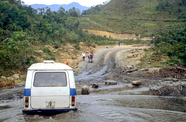 越南北部红河谷，一辆小巴在河流中行驶的历史彩色照片，拍摄于1995年3月26日图片下载