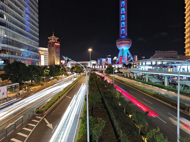上海陆家嘴夜晚，东方明珠塔与车流光轨的长曝光照片图片下载