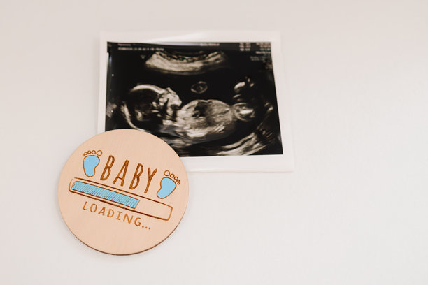 婴儿的超声波羊水照片。对宝宝的出生充满期待。图片下载