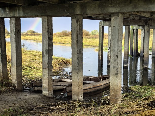 桥下，船只靠近岸边，船只在桥下，船只停泊，在河上，村庄里的河流，雨天，雨后阳光，美丽的桥梁照片，对称的美丽照片图片下载