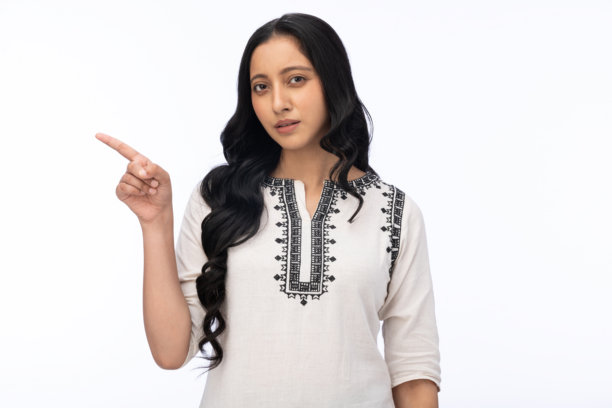 年轻女子身穿白色库尔塔的肖像，在白色背景下拍摄的素材照片图片下载