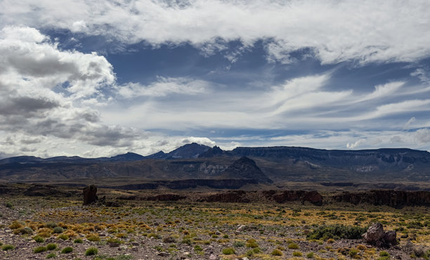 阿根廷巴塔哥尼亚41号公路上的山地风光之美图片下载