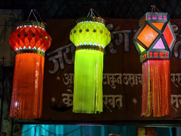 五彩斑斓的传统灯笼，形状各异，是阿卡什坎迪尔（排灯节装饰灯）。挂在店外出售，庆祝排灯节。素材图片图片下载