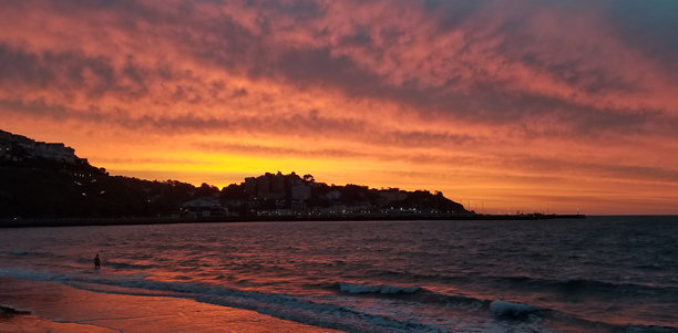 英格兰，德文郡南部，托贝，托quay：清晨的阳光照亮了晨间的云景，并映照在托雷修道院海滩的沙滩上（7张照片中的第3张）图片下载