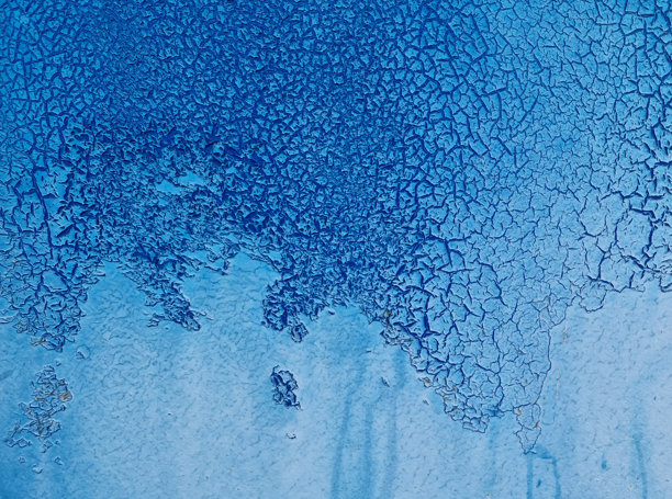 带有裂纹的颓废蓝色背景，墙面纹理上的旧蓝色涂料。抽象背景，可用于设计，留有文字或图片的复制空间。图片下载