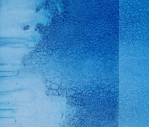 带有裂纹的颓废蓝色背景，墙面纹理上的旧蓝色涂料。抽象背景，可用于设计，留有文字或图片的复制空间。图片下载