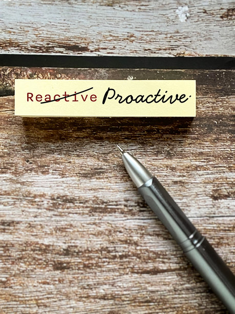 主动与被动思维模式概念，背景为木质图片下载