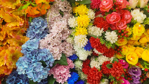 玫瑰，设计师人造花艺构图，复古风格的花卉背景图片下载