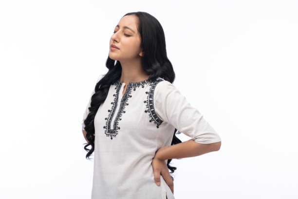 身穿白色库尔塔（印度传统女装）的年轻女子肖像，纯白背景，照片素材图片下载