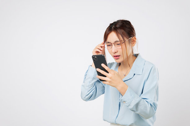 视力下降，戴眼镜的女士面临视力问题图片下载