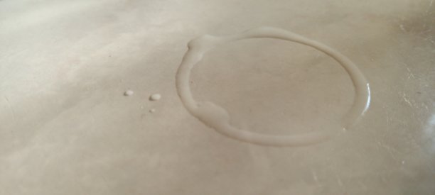 抽象照片，玻璃上的水痕是由于寒冷或潮湿的玻璃，库拉西诺（印度尼西亚语）图片下载