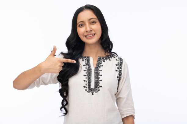 身穿白色库尔塔（印度传统女装）的年轻女子肖像，纯白背景，素材图片图片下载