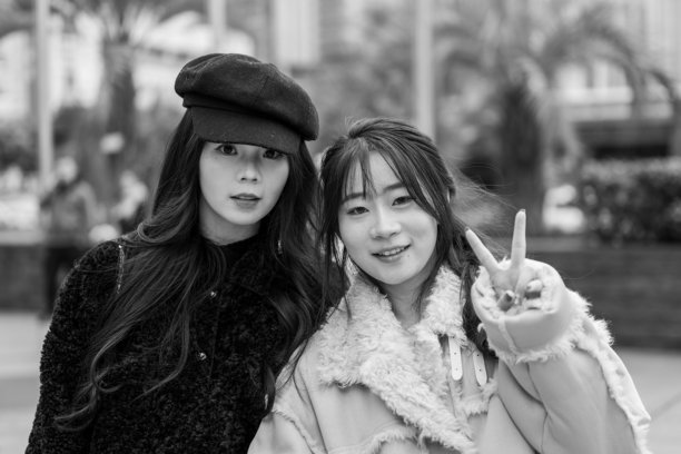 广州，中国：街头两位可爱年轻女士的肖像。手势模仿。黑白照片。图片下载