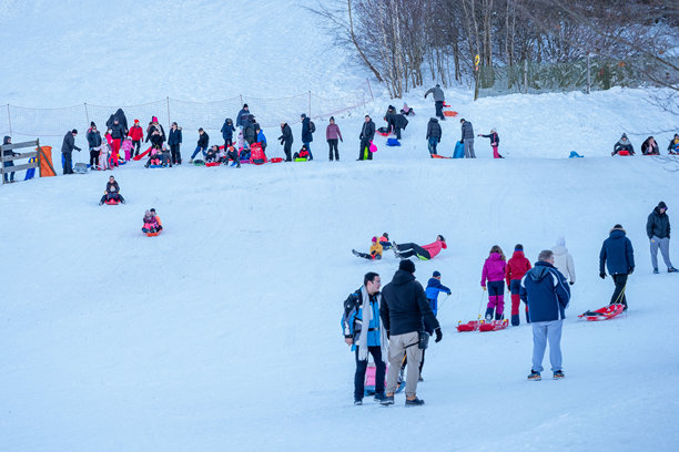 热门的滑雪坡，家庭享受滑雪和玩雪的乐趣，孩子们在雪地里欢笑嬉戏，创造持久的快乐和冒险时刻，冬季趣味活动，法国热拉尔梅 - 2024年12月27日图片下载