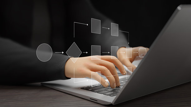 工作流程自动化，流程规划，系统优化，业务流程映射概念。商人使用虚拟屏幕上的流程图界面。3D插画图片下载