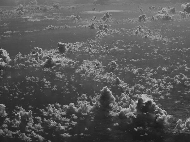 从高空拍摄的海洋上空黑白照片，展示了热带积云和中积云。图片下载