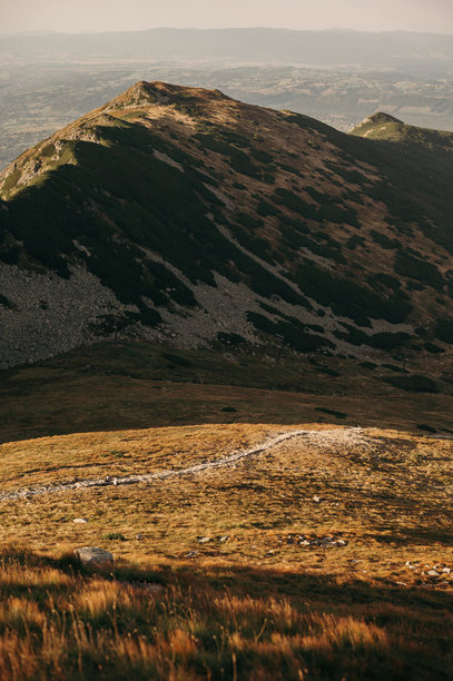 山地景观，有岩石山峰和草坡图片下载