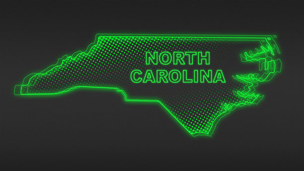 霓虹绿北卡罗来纳州地图轮廓，未来数字辉光半调插画图片下载
