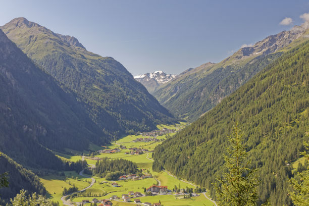 宁静的山地风光，展示了考纳塔尔以及背景中的魏斯塞峰图片下载