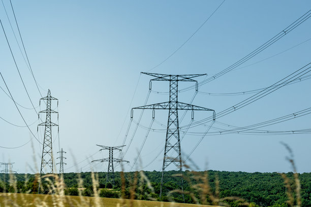 电力塔与自然风光，真实生活照片图片下载