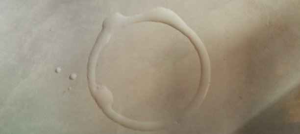 抽象照片，描绘了冷凝水珠或湿玻璃上的水痕，印尼语为 kulacino图片下载