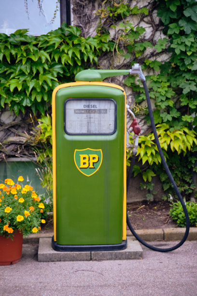 复古BP加油站，配有经典汽车和老式加油泵图片下载